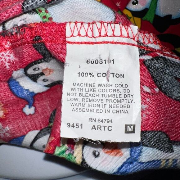 Peaches Uniforms short sleeve Penguin holiday scrub top women’s size medium - Picture 7 of 7